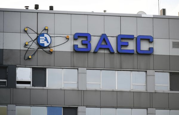 Вывеска на здании Запорожской атомной электростанции. Запорожская АЭС расположена рядом с Энергодаром, это самая крупная по числу блоков и самая мощная АЭС в Европе.  - Sputnik Азербайджан
