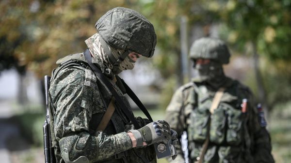 Военнослужащие ВС РФ замеряют уровень радиации на Запорожской АЭС в Энергодаре - Sputnik Азербайджан