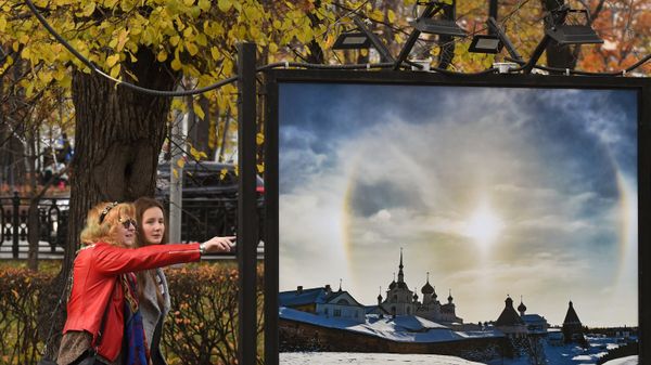  Прохожие на фотовыставке Александра Львова Русские сезоны. Соловки - Sputnik Азербайджан