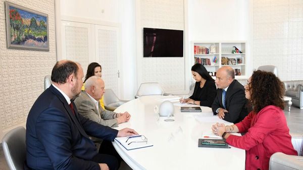 Министр культуры Азербайджана Анар Керимов встретился с народным артистом СССР, видным белорусским балетмейстером, педагогом Валентином Елизарьевым - Sputnik Азербайджан