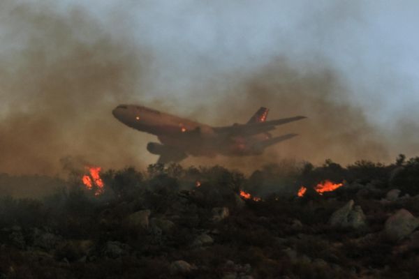 Самолет готовится сбросить антипирен на горящие деревья недалеко от Хемета, Калифорния. - Sputnik Азербайджан