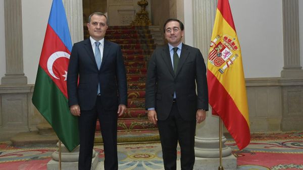 Nazir Ceyhun Bayramovun İspaniya Krallığına rəsmi səfəri çərçivəsində İspaniya Krallığının Xarici İşlər, Avropa İttifaqı və Əməkdaşlıq naziri Xose Manuel Albares Bueno ilə görüş - Sputnik Азербайджан