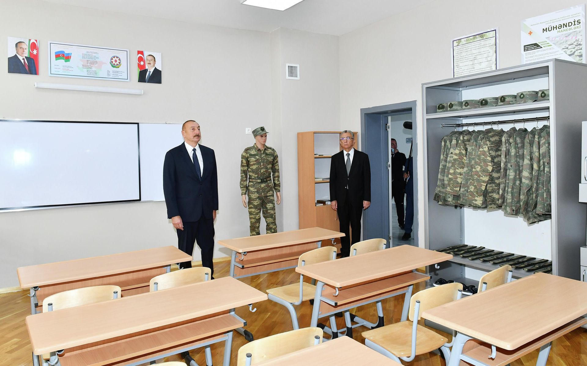 Prezident İlham Əliyev Bakının Suraxanı rayonunda yeni inşa edilmiş 87 saylı məktəb kompleksində yaradılan şəraitlə tanış olub - Sputnik Азербайджан, 1920, 08.09.2022