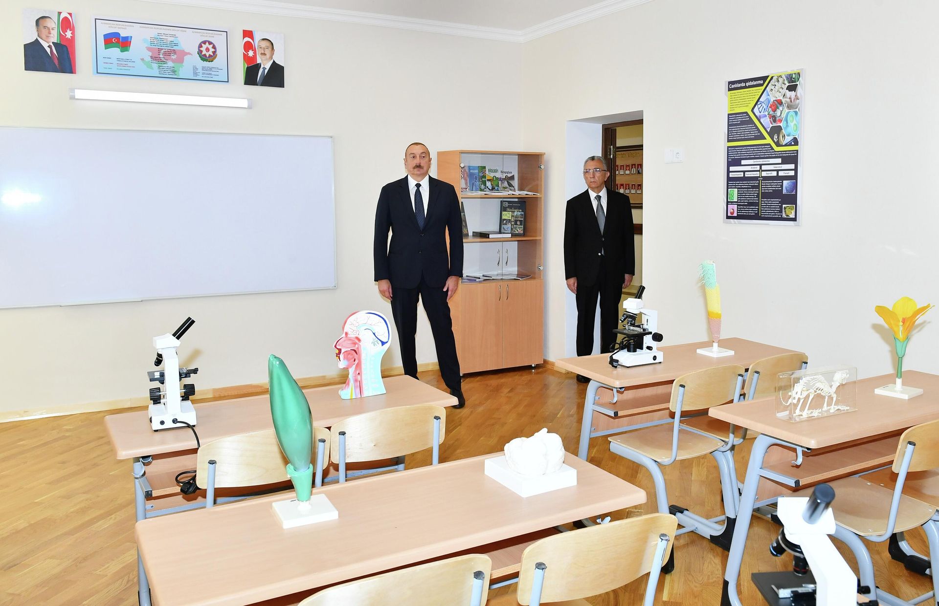 Prezident İlham Əliyev Bakının Nəsimi rayonunda yeni korpusu tikilən 35 saylı tam orta məktəbdə yaradılan şəraitlə tanış olub - Sputnik Азербайджан, 1920, 08.09.2022