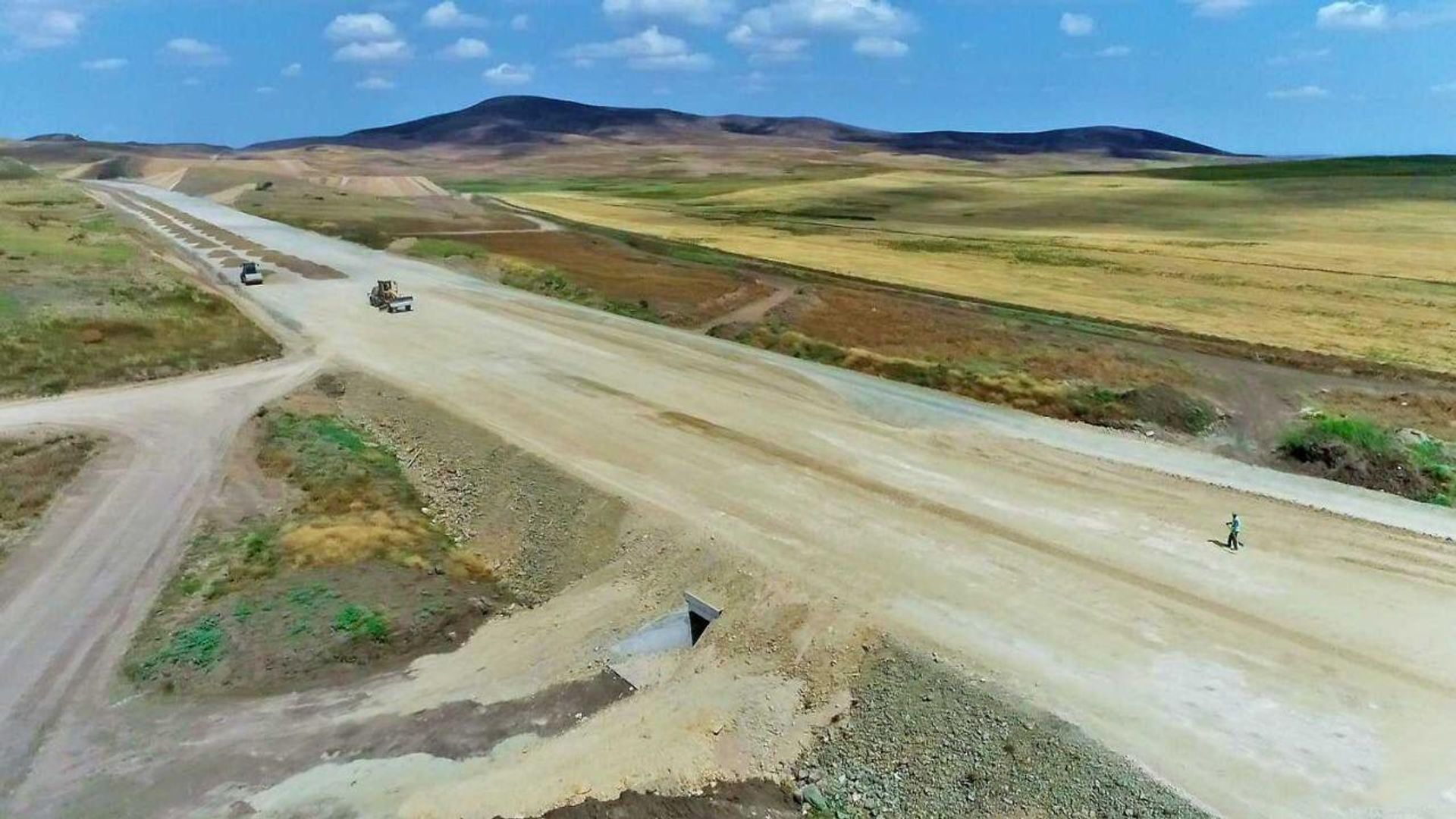 Füzuli-Ağdam avtomobil yolunun inşası sürətlə davam edir - Sputnik Азербайджан, 1920, 10.09.2022