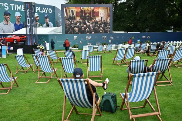 На огромном экране гольф-клуба Wentworth идет трансляция церемонии провозглашения монарха Карла III в Сент-Джеймсском дворце в Лондоне. - Sputnik Азербайджан