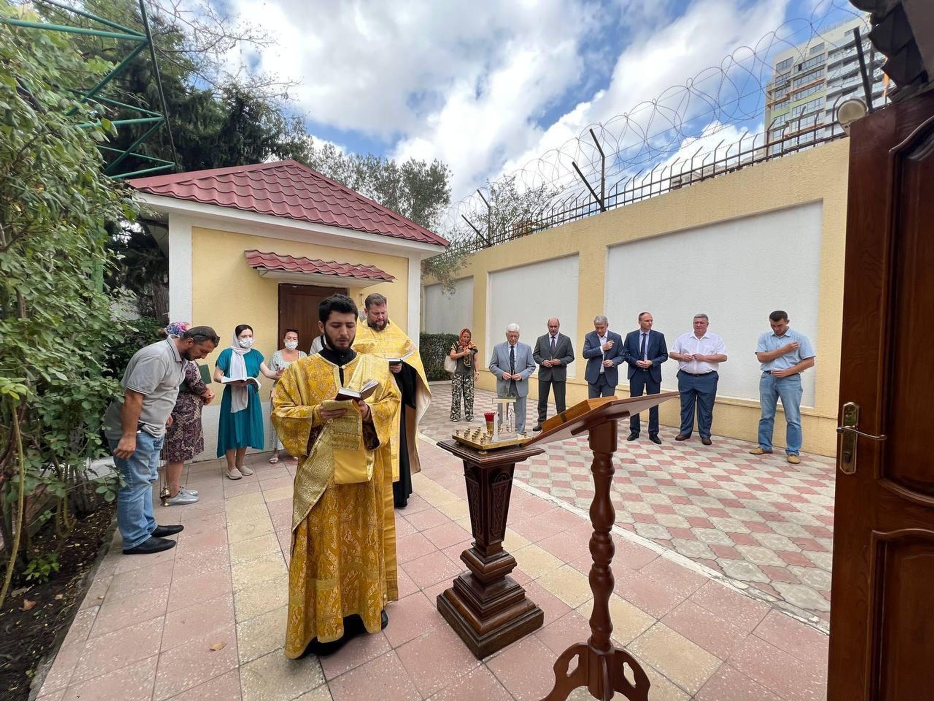 В день памяти благоверного князя Александра Невского в посвящённой святому часовне на территории Посольства России в Азербайджане был совершён молебен - Sputnik Азербайджан, 1920, 12.09.2022