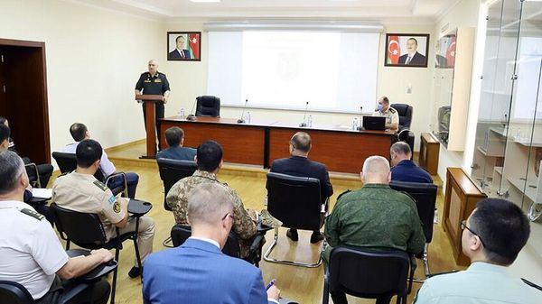 Минобороны Азербайджана провело брифинг для иностранных военных атташе - Sputnik Азербайджан