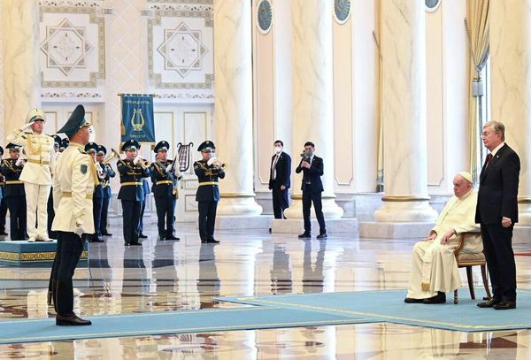 Папа Римский Франциск (второй справа) и президент Казахстана Касым-Жомарт Токаев (справа) на церемонии приветствия в президентском дворце в Нур-Султане. Изображение является раздаточным материалом, предоставлено третьей стороной.  - Sputnik Азербайджан