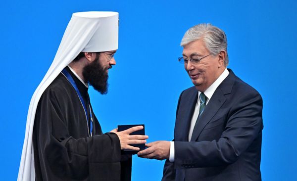 Митрополит Антоний и президент Казахстана Касым-Жомарт Токаев (справа) на VII съезде  VII съезда лидеров мировых и традиционных религий во Дворце Независимости в Нур-Султане.  - Sputnik Азербайджан