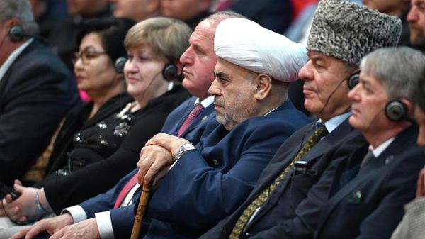 Представители власти, общественности и дипломатического корпуса в концертном зале Казахстан в Нур-Султане на встрече с Папой Римским Франциском - Sputnik Азербайджан