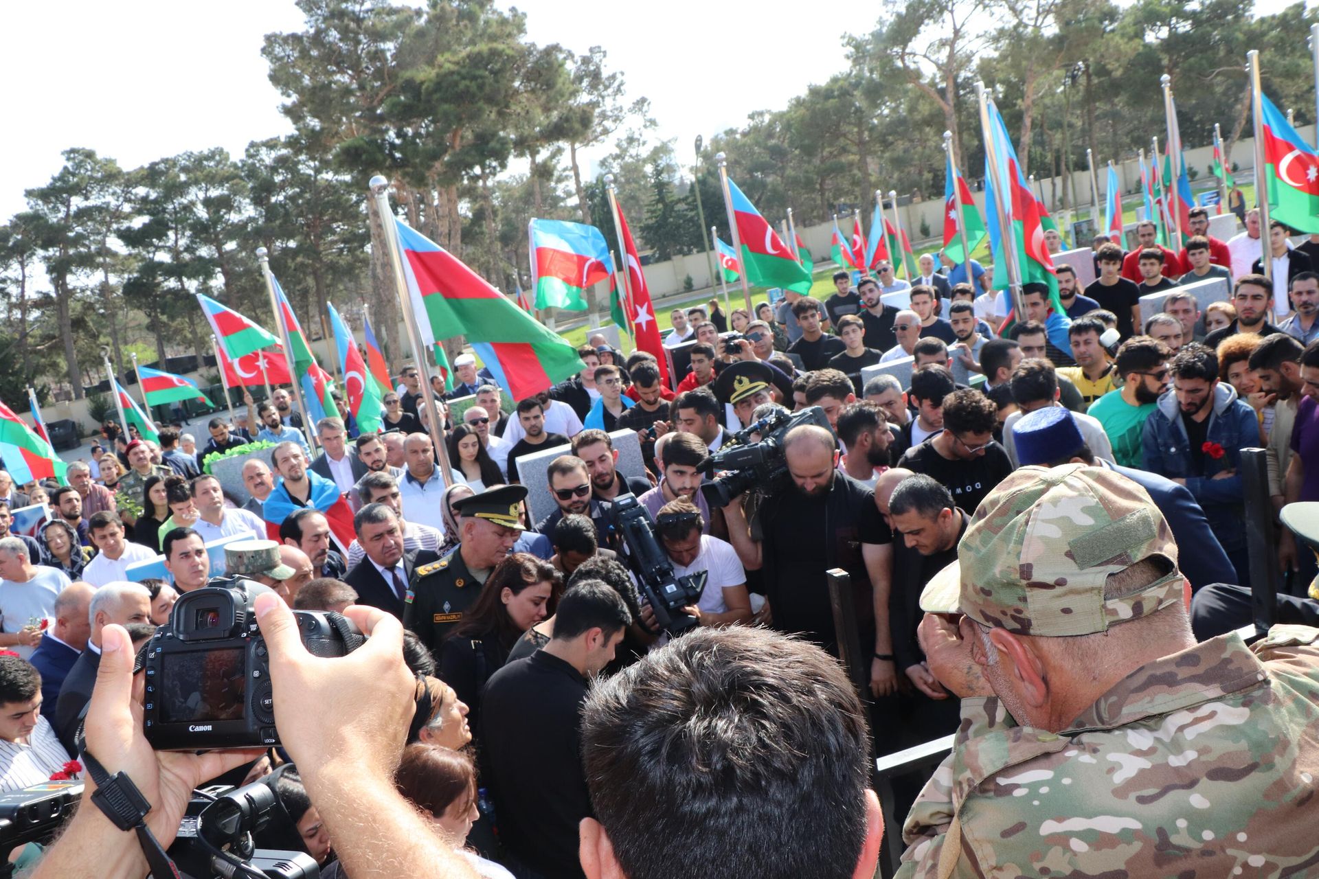 Ermənistan Silahlı Qüvvələrinin təxribatı nəticəsində şəhid olan Səbuhi Əhmədov II Fəxri xiyabanda dəfn olunub - Sputnik Азербайджан, 1920, 14.09.2022