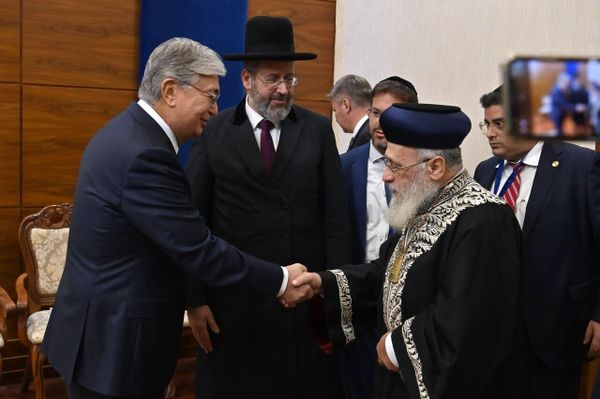 Президент Казахстана Касым-Жомарт Токаев, главный раввин Израиля Давид Лау и главный Сефардский раввин Израиля Ицхак Иосиф во время встречи на полях VII съезда лидеров мировых и традиционных религий во Дворце Независимости в Нур-Султане - Sputnik Азербайджан
