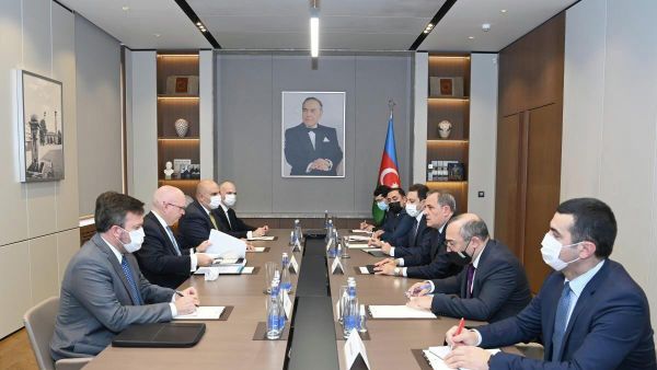 Глава МИД АР Джейхун Байрамов на встрече с главным советником Госдепартамента США по переговорам на Кавказе Филипом Рикером - Sputnik Азербайджан