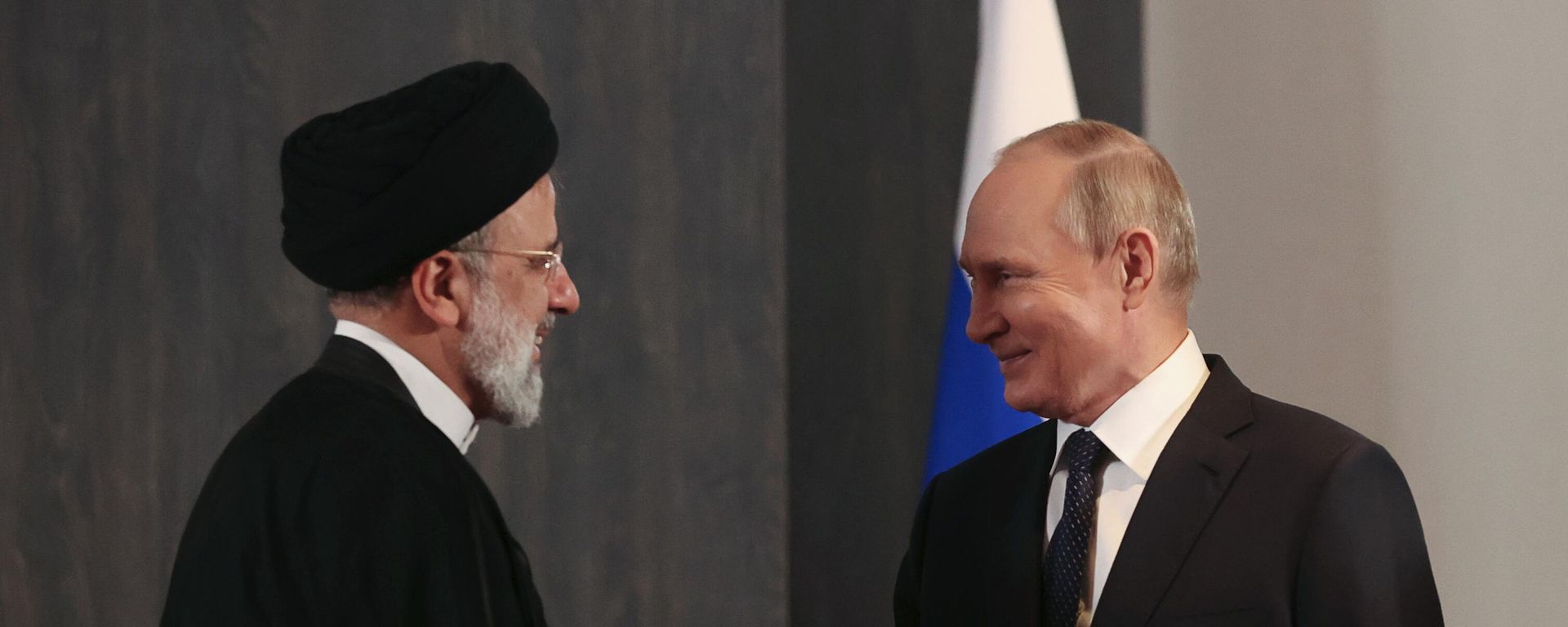  Президент РФ Владимир Путин и президент Ирана Эбрахим Раиси во время встречи на полях саммита Шанхайской организации сотрудничества (ШОС) в Самарканде. Александр Демьянчук / POOL - Sputnik Азербайджан, 1920, 05.12.2023