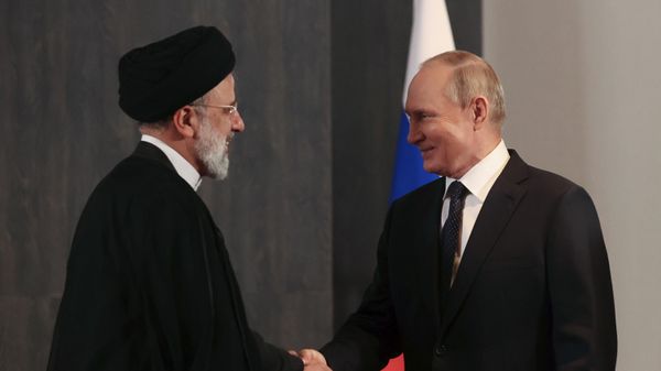  Президент РФ Владимир Путин и президент Ирана Эбрахим Раиси во время встречи на полях саммита Шанхайской организации сотрудничества (ШОС) в Самарканде. Александр Демьянчук / POOL - Sputnik Азербайджан