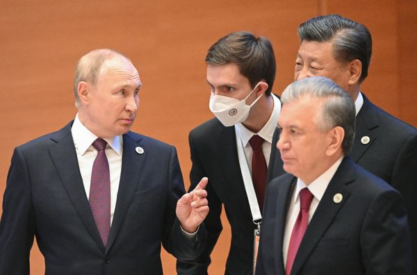 Президент РФ Владимир Путин, председатель КНР Си Цзиньпин (справа на втором плане) и президент Узбекистана Шавкат Мирзиёев перед церемонией совместного фотографирования глав стран - участниц Шанхайской организации сотрудничества (ШОС), глав стран - наблюдателей ШОС, глав приглашенных государств и глав приглашенных международных организаций. - Sputnik Азербайджан