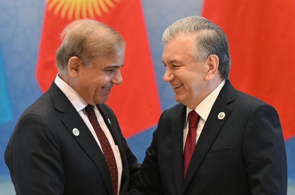 Президент Узбекистана Шавкат Мирзиёев (справа) и премьер-министр Пакистана Шахбаз Шариф перед церемонией совместного фотографирования глав стран - участниц Шанхайской организации сотрудничества (ШОС). - Sputnik Азербайджан