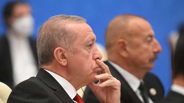 Президент Турции Реджеп Тайип Эрдоган (на первом плане) и президент Азербайджана Ильхам Алиев на заседании Совета глав стран - участниц Шанхайской организации сотрудничества (ШОС) в расширенном составе. - Sputnik Азербайджан