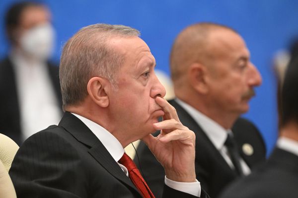 Президент Турции Реджеп Тайип Эрдоган (на первом плане) и президент Азербайджана Ильхам Алиев на заседании Совета глав стран - участниц Шанхайской организации сотрудничества (ШОС) в расширенном составе. - Sputnik Азербайджан