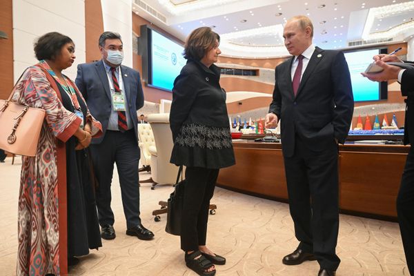 Президент РФ Владимир Путин и заместитель генерального секретаря Организации объединенных наций (ООН) по политическим вопросам и миростроительству Розмари ДиКарло (третья слева) после заседания Совета глав стран - участниц Шанхайской организации сотрудничества (ШОС) в расширенном составе. - Sputnik Азербайджан