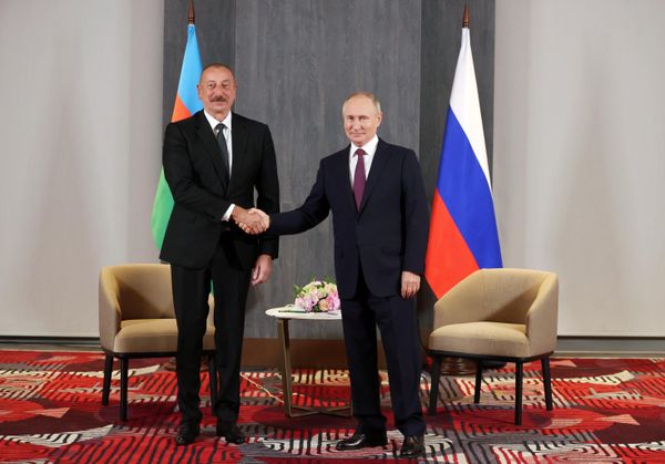 Президент РФ Владимир Путин и президент Азербайджана Ильхам Алиев (слева) во время встречи на полях саммита Шанхайской организации сотрудничества (ШОС) в Самарканде.  - Sputnik Азербайджан