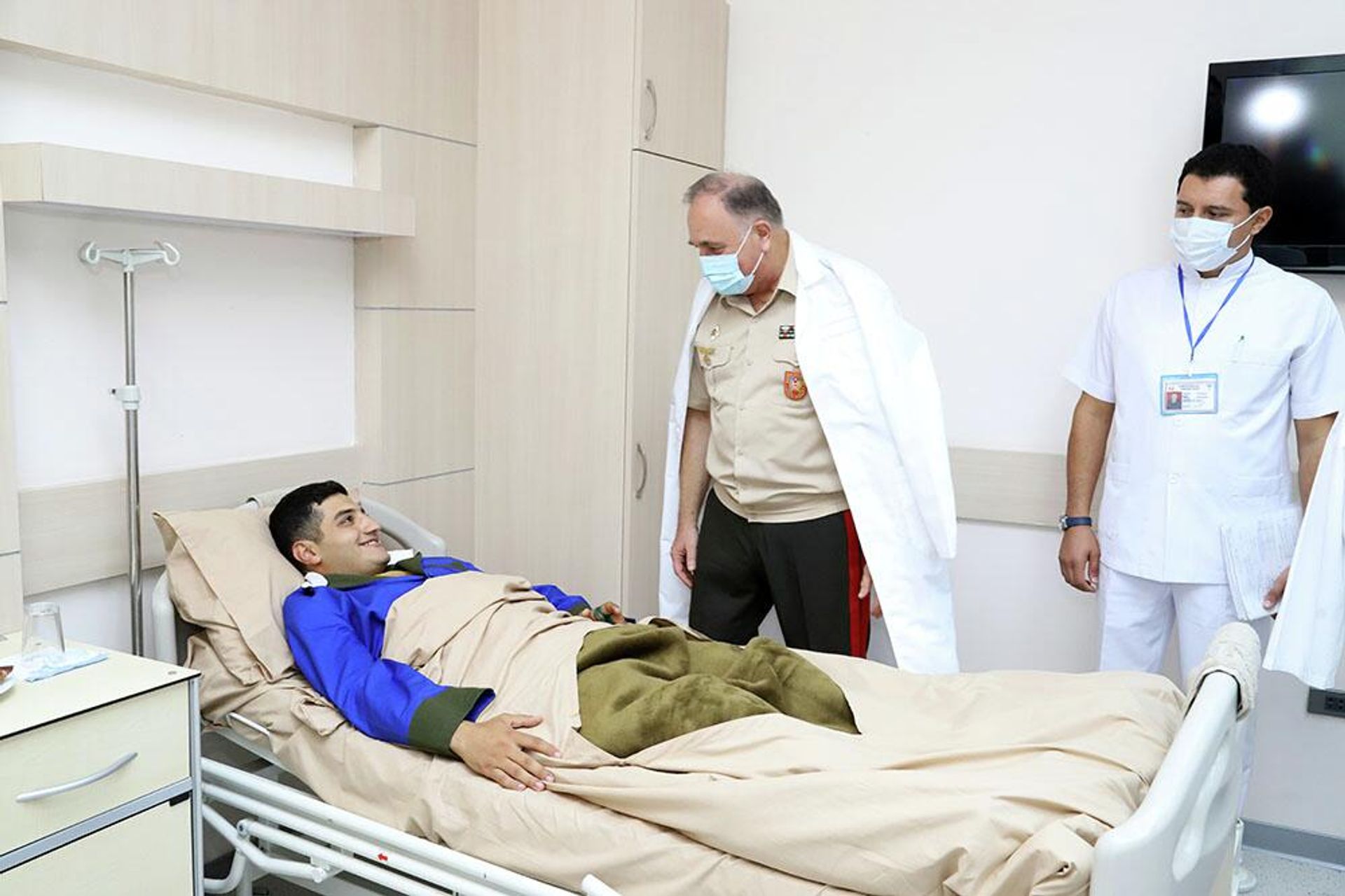 Müdafiə naziri general-polkovnik Zakir Həsənov və nazirliyin digər rəhbər heyəti Müdafiə Nazirliyinin Baş Klinik Hospitalında olub - Sputnik Азербайджан, 1920, 18.09.2022