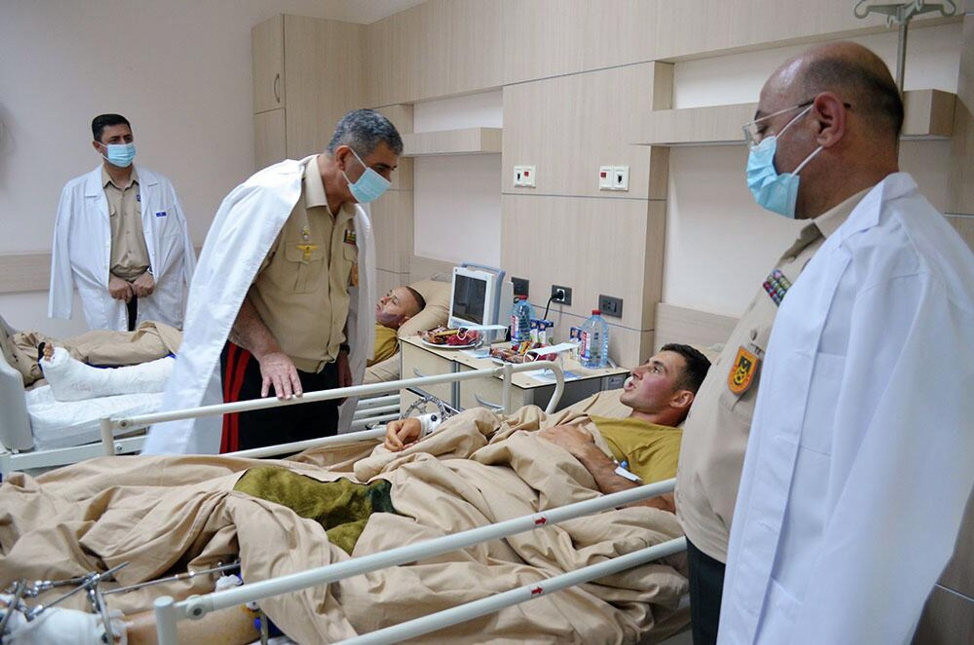 Müdafiə naziri general-polkovnik Zakir Həsənov və nazirliyin digər rəhbər heyəti Müdafiə Nazirliyinin Baş Klinik Hospitalında olub - Sputnik Азербайджан, 1920, 18.09.2022