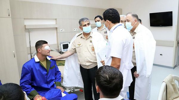 Müdafiə naziri general-polkovnik Zakir Həsənov və nazirliyin digər rəhbər heyəti Müdafiə Nazirliyinin Baş Klinik Hospitalında olub - Sputnik Азербайджан
