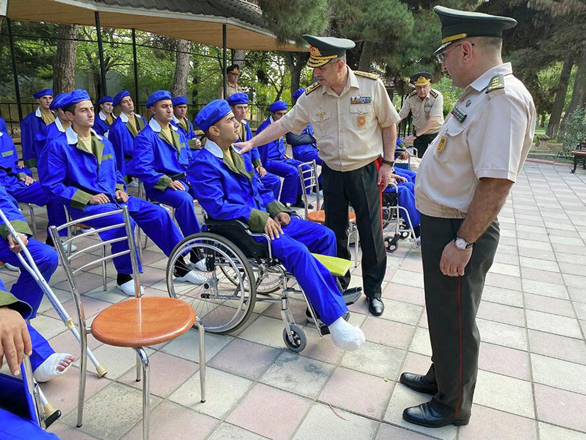 Müdafiə naziri general-polkovnik Zakir Həsənov və nazirliyin digər rəhbər heyəti Müdafiə Nazirliyinin Baş Klinik Hospitalında olub - Sputnik Азербайджан, 1920, 18.09.2022