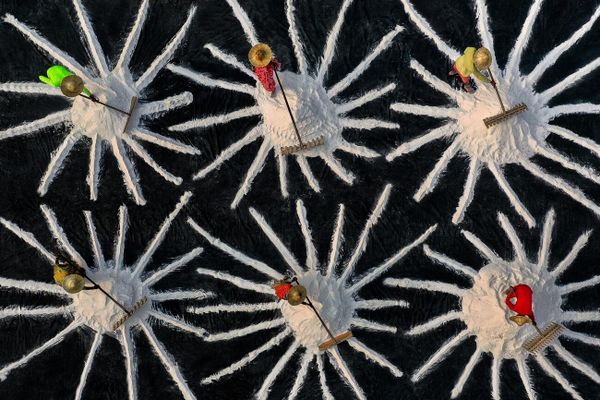 Снимок Salt Farm Workers Harvesting индийского фотографа Saurabh Sirohiya, ставший победителем в категории Abstract конкурса Drone Photo Awards 2022. - Sputnik Азербайджан