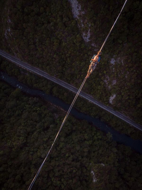 Снимок Resting at the Crossroad хорватского фотографа Stephan Bednaic, высоко оцененный в категории Sport конкурса Drone Photo Awards 2022. - Sputnik Азербайджан