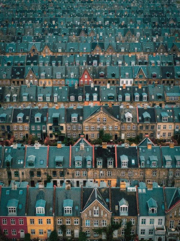 Снимок Rooftops of Kartoffelraekkerne Neighborhood датского фотографа Serhiy Vovk, занявший первое место в категории Urban конкурса Drone Photo Awards 2022. - Sputnik Азербайджан