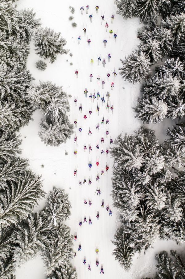 Снимок Falling Skiers польского фотографа Daniel Koszela, занявший первое место в категории Sport конкурса Drone Photo Awards 2022. - Sputnik Азербайджан