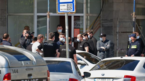 Сотрудники полиции у филиала Банка Грузии в тбилисском районе Авлабари, где вооруженный мужчина захватил в заложники посетителей - Sputnik Азербайджан
