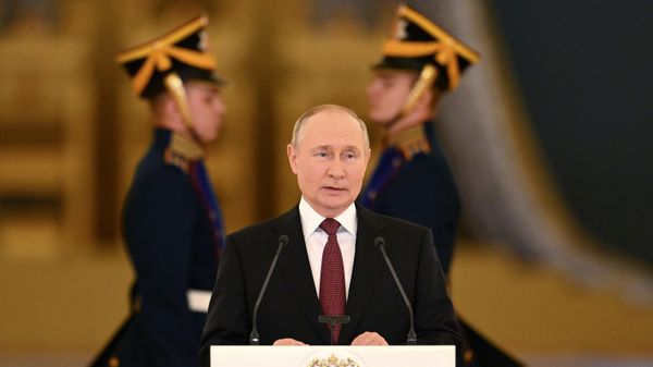 Президент РФ Владимир Путин выступает на церемонии вручения верительных грамот чрезвычайными и полномочными послами иностранных государств в Александровском зале Большого Кремлёвского дворца - Sputnik Азербайджан