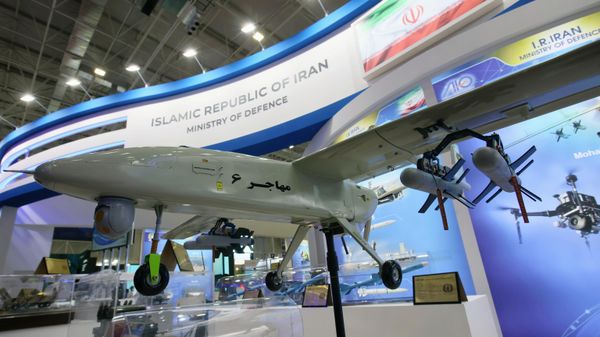 Макет беспилотного летательного аппарата Mohajer 6 UAV на стенде Ирана, представленный на международном военно-техническом форуме Армия-2022 на территории конгрессно-выставочного центра Патриот в Московской области. - Sputnik Азербайджан