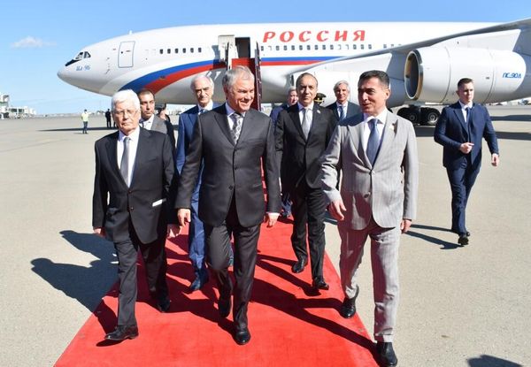 Церемония встречи председателя Государственной Думы Федерального Собрания РФ Вячеслава Володина в Баку. - Sputnik Азербайджан