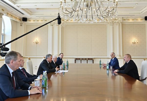 Встреча президента Азербайджана Ильхама Алиева с делегацией во главе с председателем Государственной Думы Федерального Собрания Российской Федерации Вячеславом Володиным. - Sputnik Азербайджан