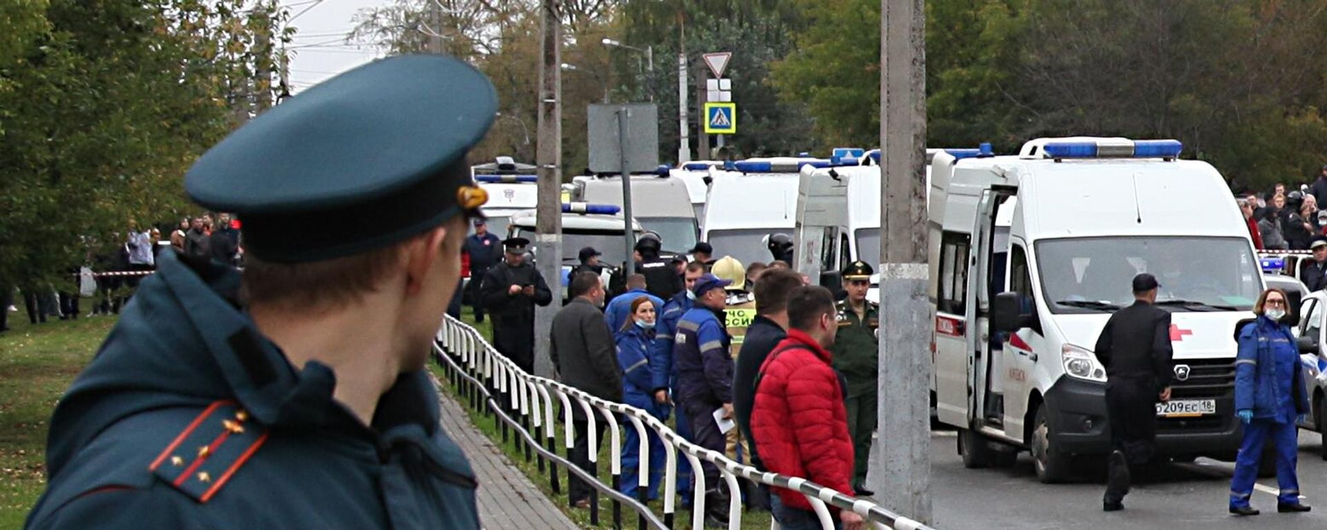 İjevskdə 88 nömrəli məktəbin yaxınlığında - Sputnik Азербайджан, 1920, 02.03.2025
