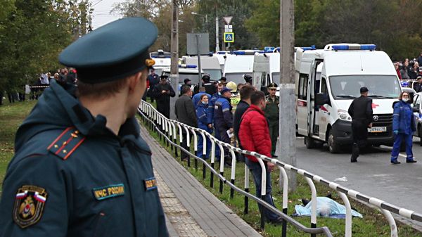 İjevskdə 88 nömrəli məktəbin yaxınlığında - Sputnik Азербайджан