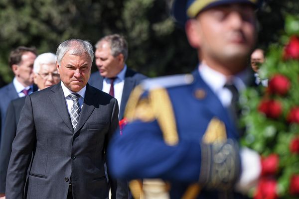 Председатель Государственной Думы Федерального Собрания РФ Вячеслав Володин на Аллее шехидов в Баку. - Sputnik Азербайджан