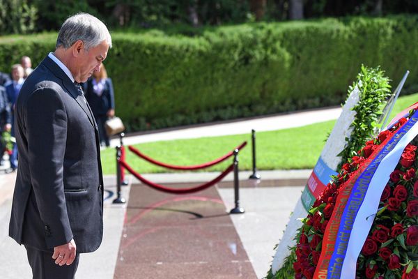 Председатель Государственной Думы Федерального Собрания РФ Вячеслав Володин на Аллее шехидов в Баку. - Sputnik Азербайджан