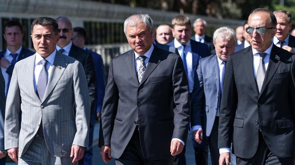 Вячеслав Володин возложил цветы к могилам воинов, погибших в Карабахской войне - Sputnik Азербайджан