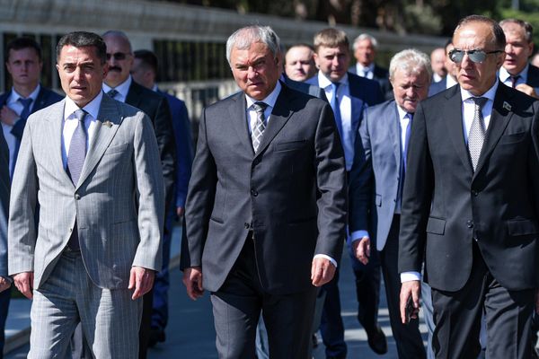 Председатель Государственной Думы Федерального Собрания РФ Вячеслав Володин на Аллее шехидов в Баку. - Sputnik Азербайджан