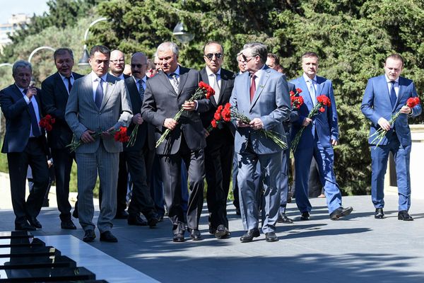 Председатель Государственной Думы Федерального Собрания РФ Вячеслав Володин на Аллее шехидов в Баку. - Sputnik Азербайджан