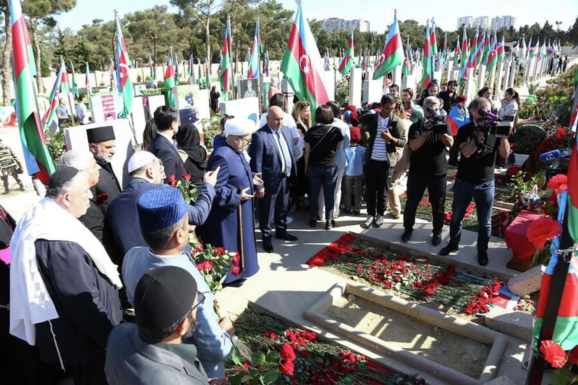 Представители традиционных религий во главе с шейх-уль-исламом А. Пашазаде посетили Вторую Аллею Шехидов, где возложили цветы к мемориалам погибших воинов - Sputnik Азербайджан, 1920, 27.09.2022