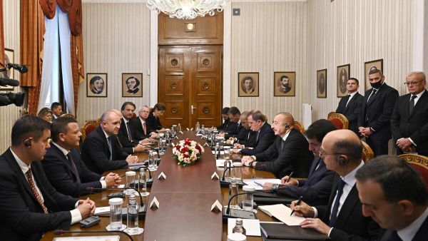 Встреча Президента Азербайджанской Республики Ильхама Алиева с Президентом Болгарской республики Руменом Радевым в расширенном составе - Sputnik Азербайджан