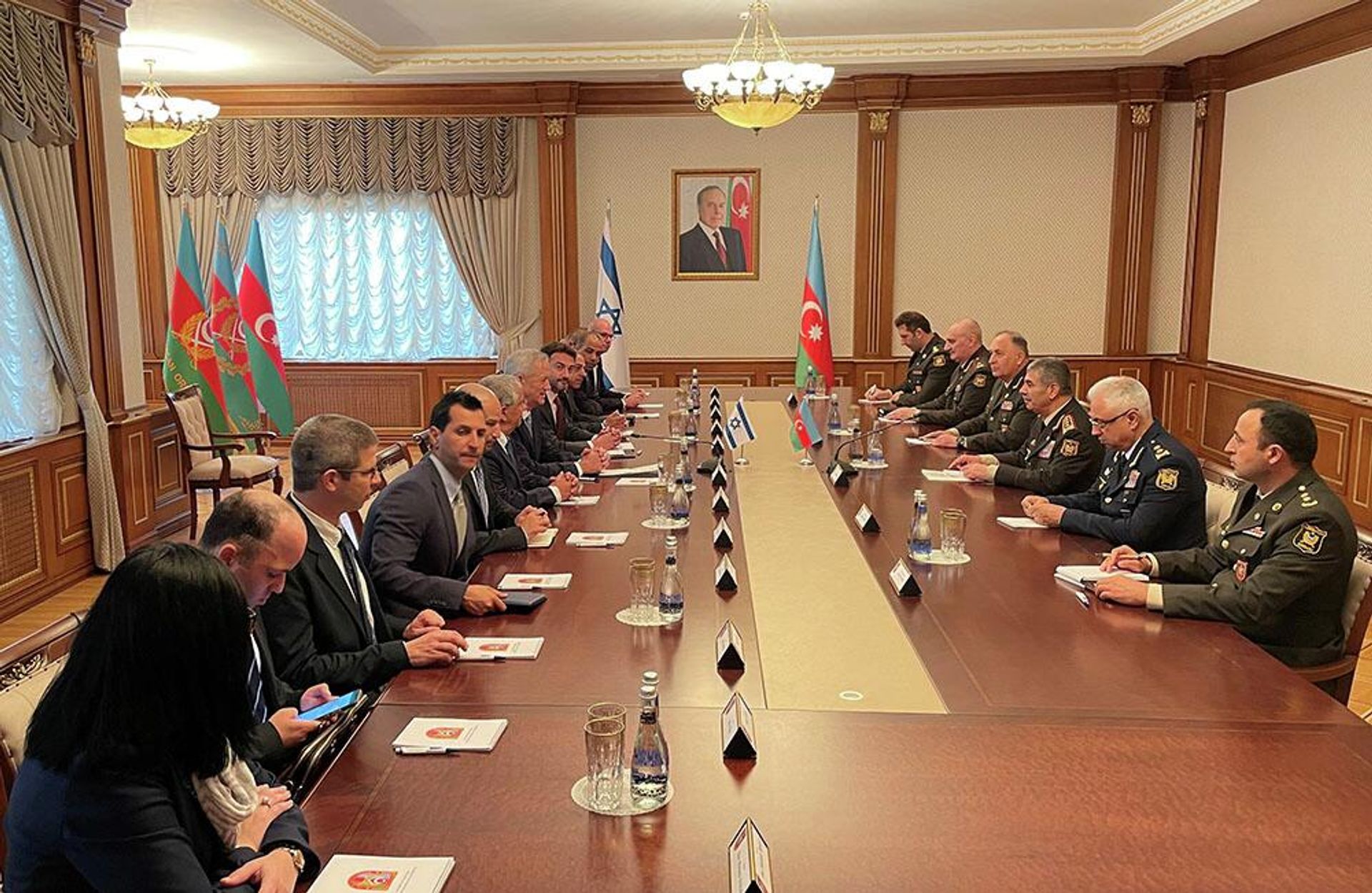 General-polkovnik Zakir Həsənov ölkəmizdə rəsmi səfərdə olan İsrail Dövlətinin müdafiə naziri cənab Benyamin Qansın rəhbərlik etdiyi nümayəndə heyəti ilə görüşüb - Sputnik Азербайджан, 1920, 03.10.2022