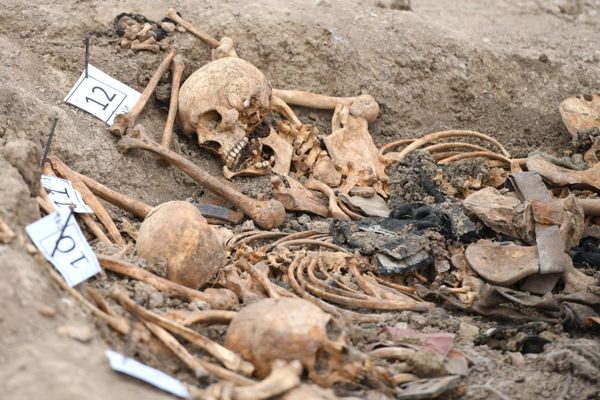 Ноги и руки погребенных в нем лиц были связаны металлической проволокой. - Sputnik Азербайджан